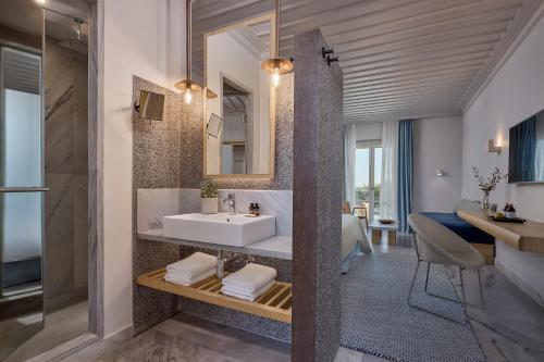 洛加拉斯Summer Senses Luxury Resort的一间带水槽和镜子的浴室
