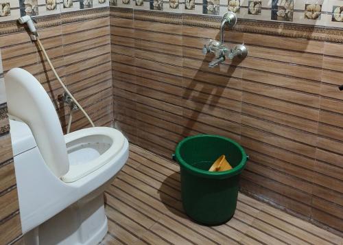 蒂鲁帕蒂V1 Stay Home的浴室设有卫生间和绿色垃圾箱