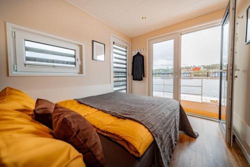 KlittenHausboot Skyline的一间卧室设有一张床和一个大窗户