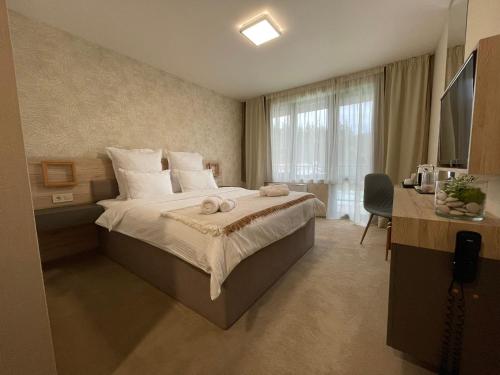 GodechХотел Балач的酒店客房,配有带毛巾的床
