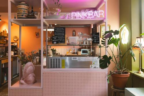 鹿特丹阿尼&哈克恩旅馆的一间室内带柜台的粉红色厨房