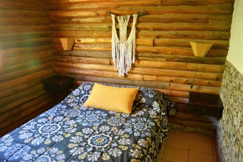 波特雷里约斯Kpriccio Cabanas的小木屋内一间卧室,配有一张床