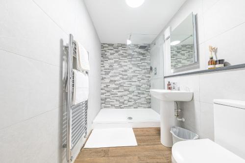 多尔顿因弗内斯Chequers Lodge- Dalton-in- Furness- Self check in的白色的浴室设有卫生间和水槽。