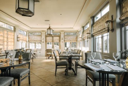 霍尔克姆Victoria的餐厅设有桌椅和窗户。