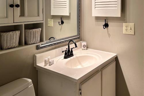棕榈岛Sea Cabin 228-B的一间带水槽和镜子的浴室