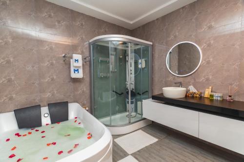 KasoaMarlin All Inclusive Resort的带淋浴、卫生间和浴缸的浴室