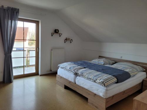 基尔夏姆Rudis Ferienwohnung的一间卧室设有一张床和一个大窗户