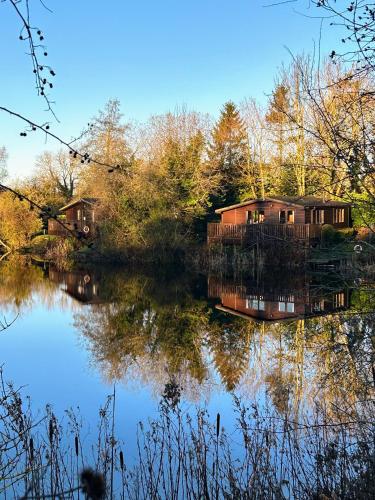 约克'Little Grebe' - Secluded Rustic Lodge - Fishermans delight.的湖畔房子