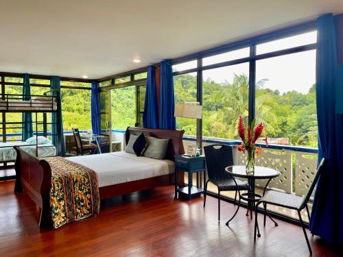 科罗尔Ngermid Oasis- 1BD, Beautiful Lodge, Amazing Views的一间卧室配有一张床,阳台配有窗户