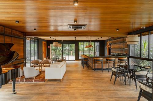 伊瓜苏LAS HOTEL BOUTIQUE的客厅设有木制天花板和桌椅