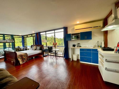 科罗尔Ngermid Oasis- 1BD, Beautiful Lodge, Amazing Views的厨房以及带沙发和桌子的客厅。