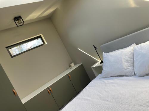卑尔根Modern guest house.的一间小卧室,配有一张带窗户的床