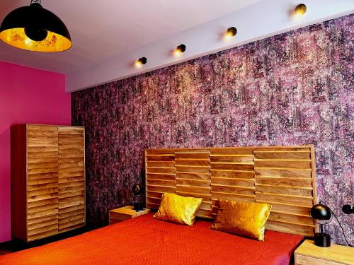 里加Dzelzavas Residence的一间卧室配有一张床和紫色的墙壁