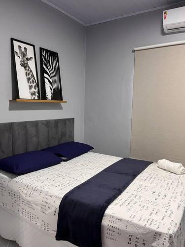 博阿维斯塔Confortável APTO em Boa Vista.的一间卧室配有一张带蓝白色毯子的床