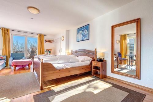 于克里茨Dia Mare, EG Ost的一间卧室配有一张大床和镜子