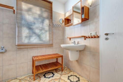 于克里茨Dia Mare, EG Ost的一间带水槽和镜子的浴室以及窗户。