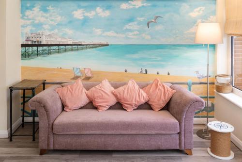 布莱顿霍夫Sunny Queens Park Home - Garden & Private Parking的客厅的沙发,上面有海滩画