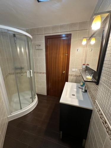 马塔拉斯卡尼亚斯bonito apartamento matalascañas的带淋浴、盥洗盆和镜子的浴室