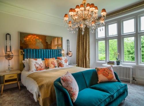 巴斯Homewood Hotel & Spa - Small Luxury Hotels of the World的一间卧室配有一张大床和一张蓝色的沙发