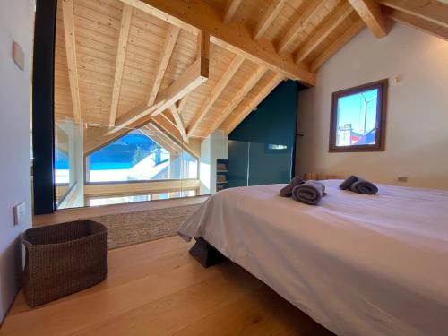 坎波罗索因瓦尔坎纳尔Luxury Chalet in the Tarvisio mountains的一间卧室设有一张大床和大窗户