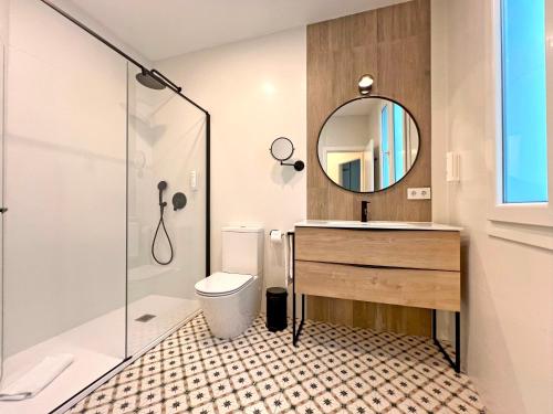 加的斯Soho Boutique Palillero的一间带卫生间、水槽和镜子的浴室