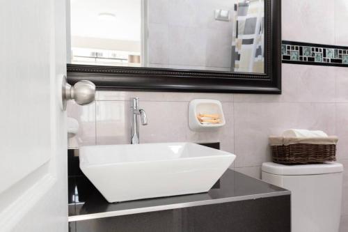 利马Residencial Suiza的浴室设有白色水槽和镜子