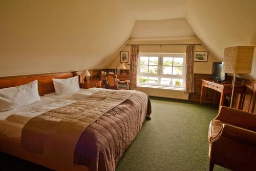 希登塞Hotel GODEWIND的一间设有大床和窗户的酒店客房