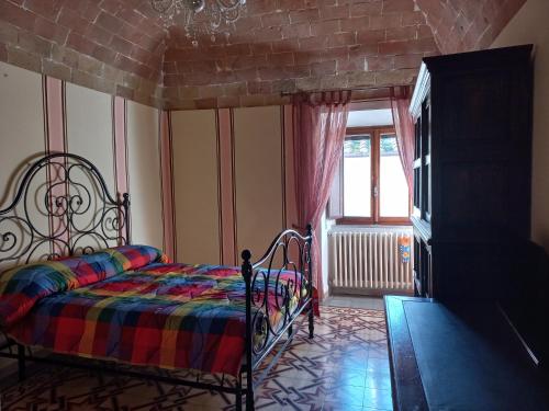 波马兰切Casa Marzocco的一间卧室设有一张床和一个窗口