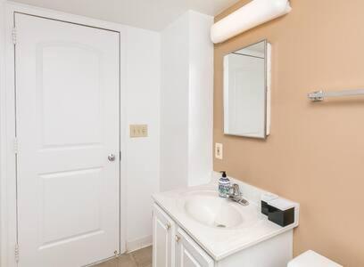 阿林顿2BR Chic Executive Apartment in Prime Location的白色的浴室设有水槽和镜子
