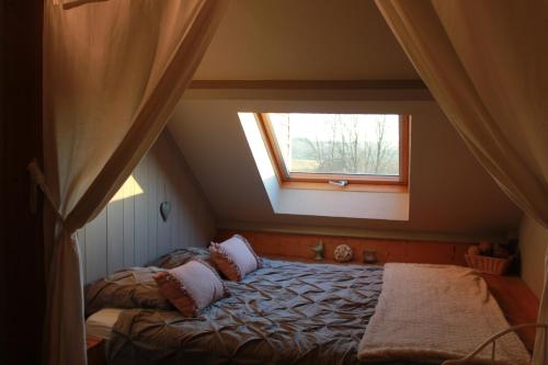 BesainL'Ancienne Cure的一间卧室设有一张床和一个窗口