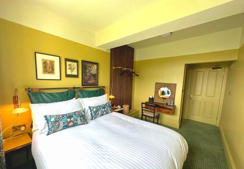 布里德波特艾琵村口乡村酒店的卧室配有一张白色大床