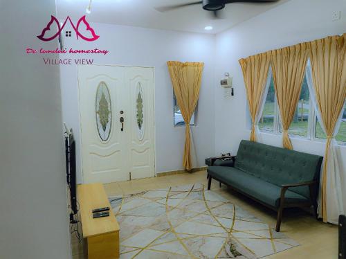 北根D landai homestay的客厅设有绿色沙发和窗户。