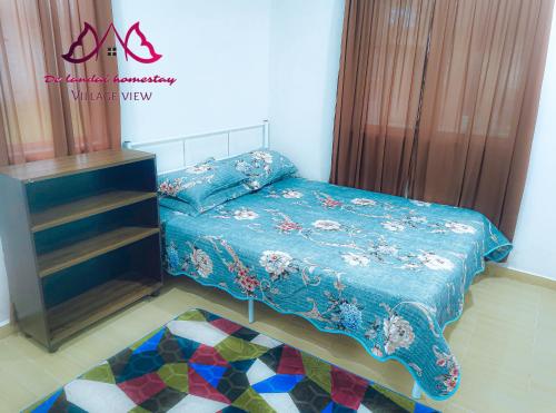北根D landai homestay的一间卧室配有一张带蓝色棉被的床