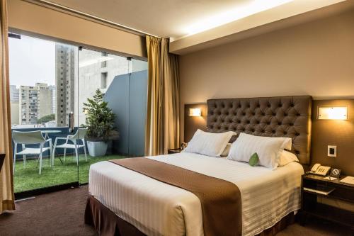 利马皮拉尔米拉弗洛雷斯酒店的酒店客房设有一张床和一个大窗户