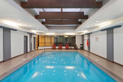 里士满温哥华机场行政酒店的大型游泳池设有大型天花板