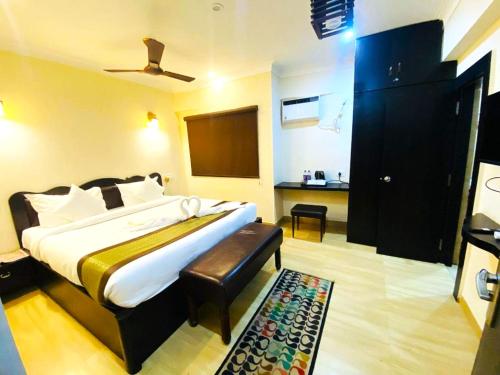 王舍城Goroomgo R D Heritage Rajgir的一间卧室配有一张特大号床和天花板