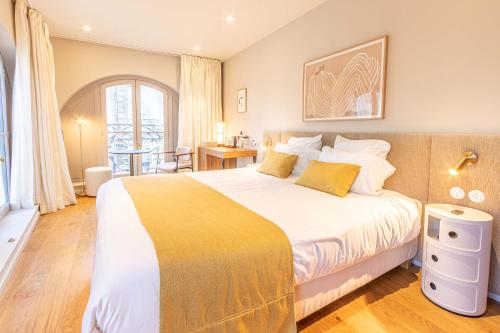 波尔多La Maison De Blanche的一间卧室配有一张带黄色毯子的大床