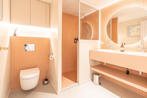 波尔多La Maison De Blanche的一间带卫生间和水槽的浴室