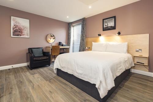 斯图尔特港Port 56的配有一张床和一把椅子的酒店客房
