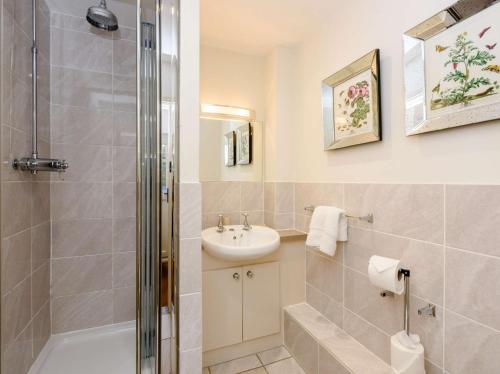 米德赫斯特2 Bed in Midhurst 88938的带淋浴、盥洗盆和卫生间的浴室