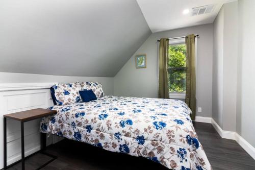 尼亚加拉瀑布Cozy Micro apartment Sleeps 2-3, Minutes from Falls的一间卧室设有一张床和一个窗口
