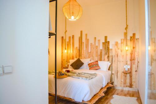 索维拉MAMA,3 min à la plage10 min à la médina的一间卧室配有一张带木制床头板的床