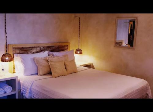 米克诺斯城卡洛格拉旅馆的卧室配有一张带两个枕头的大白色床