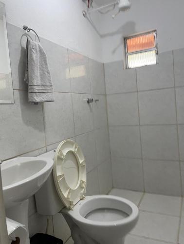 MatipóHotel Boa Vista的白色的浴室设有卫生间和水槽。