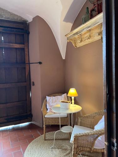 拉瓦利德维亚尼亚Masia Quelet的配有桌椅和门的房间