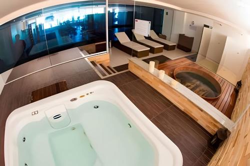 拉巴拉德纳圣米格尔Barra Bali: Resort Beira Mar的浴缸位于客房中间
