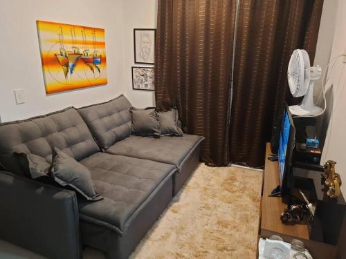 普雷图河畔圣若泽Apartamento para Negócios e Lazer no Aeroporto的客厅里设有一张灰色沙发