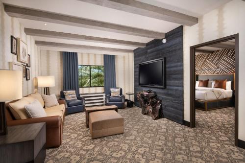 拉斯维加斯Silverton Casino Lodge - Newly Renovated的酒店客房设有床和客厅。