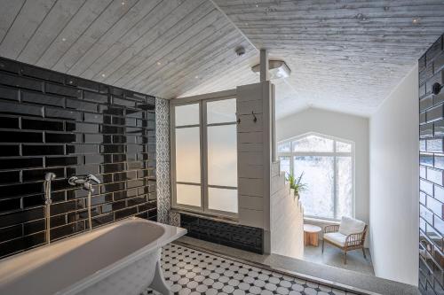 GodbyHotell Grelsby Strand的带浴缸和窗户的浴室