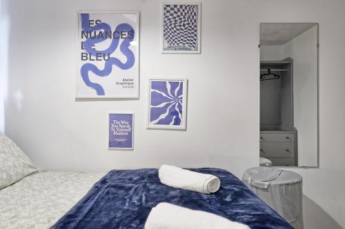 NevendonNewly Refurbished 3BR House Basildon, Garden, Netflix & Trisport Table的一间卧室配有一张床,墙上挂着一些图片